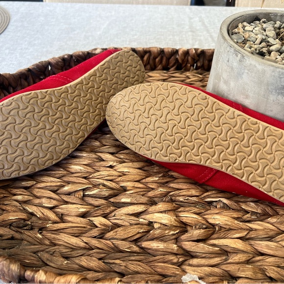 TOMS Women's Classic Canvas Slip On Red 7 W US - Picture 2 of 3